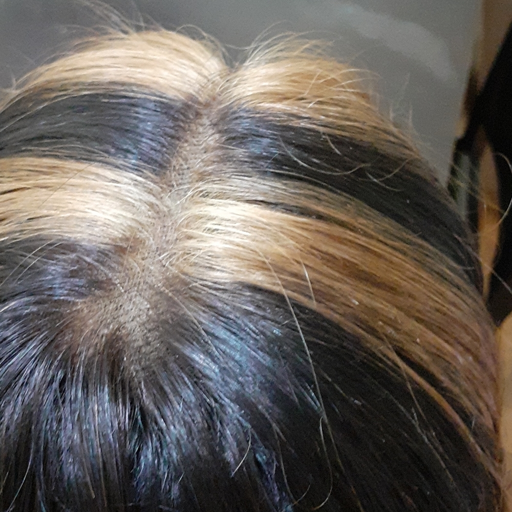 A wig - Picture 3 of 5